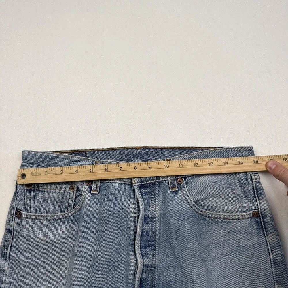 Vintage Levis 501 Y2K Jeans Mens 33x32 Light Wash Blue Button Fly Denim 90s